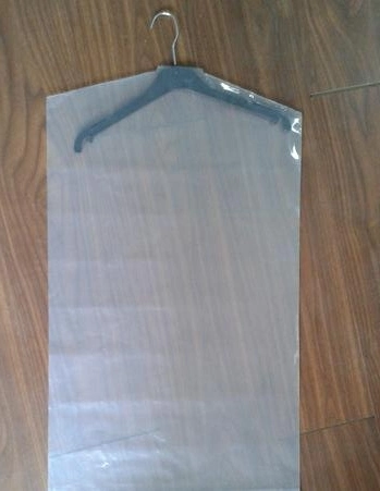 sulla borsa di plastica della copertura del vestito del rotolo che fa macchina