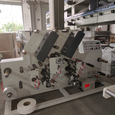 La stampatrice ad alta velocità di Flexo per efficienza massima, stampante il colore è whitle, il nastro, la carta kraft, inchiostro