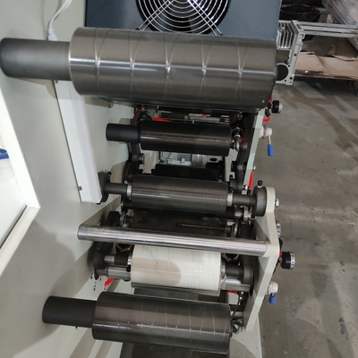 La stampatrice ad alta velocità di Flexo per efficienza massima, stampante il colore è whitle, il nastro, la carta kraft, inchiostro