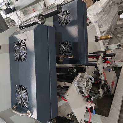 La stampatrice ad alta velocità di Flexo per efficienza massima, stampante il colore è whitle, il nastro, la carta kraft, inchiostro