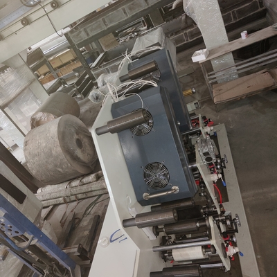 La stampatrice ad alta velocità di Flexo per efficienza massima, stampante il colore è whitle, il nastro, la carta kraft, inchiostro