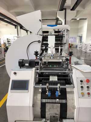 Macchina di sigillamento e taglio di sacchetti di carta Kraft Macchina di produzione di sacchetti di carta Kraft Offering Consumo di energia 5-10 KW per la fabbricazione di sacchetti