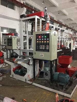 Diametro della vite 55 mm 2 o 65 mm 2 mm Film Extruder Machine Potenza totale 11-21kw Capacità di estrusione da 100 a 500 kg h per l'estrusione di pellicole di plastica