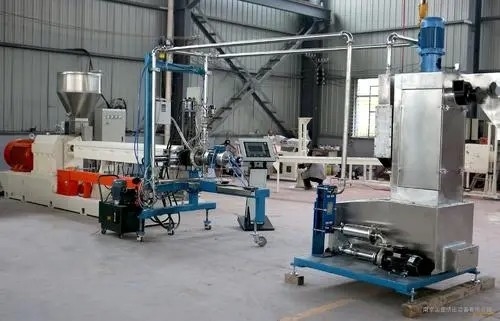 Linea di produzione di plastica tagliente calda dell'espulsore del granulatore plastica dello spreco