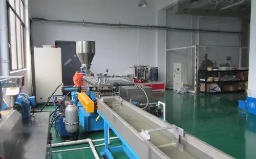 Linea di produzione di plastica tagliente calda dell'espulsore del granulatore plastica dello spreco