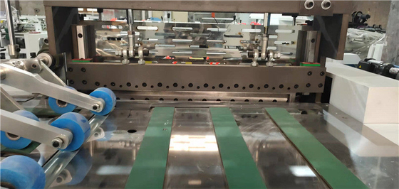 La cucitura tagliata fredda ha integrato la macchina che il taglio tessuto automatico della borsa piega il cucito