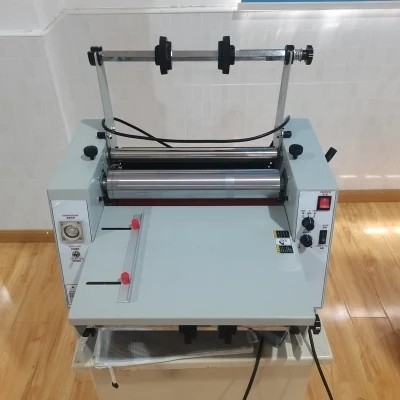 Macchina di taglio 5m/Min Nonweaving Film Laminating di OPP 900mm Rewinder