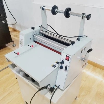 Macchina di taglio 5m/Min Nonweaving Film Laminating di OPP 900mm Rewinder