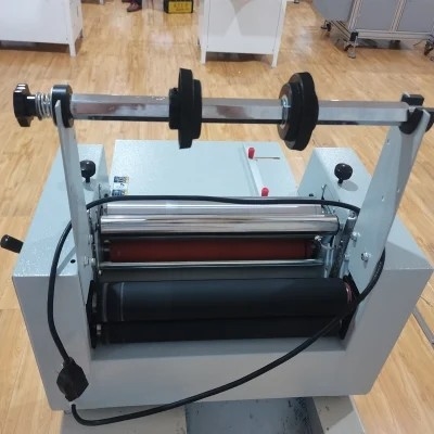 Macchina di taglio 5m/Min Nonweaving Film Laminating di OPP 900mm Rewinder